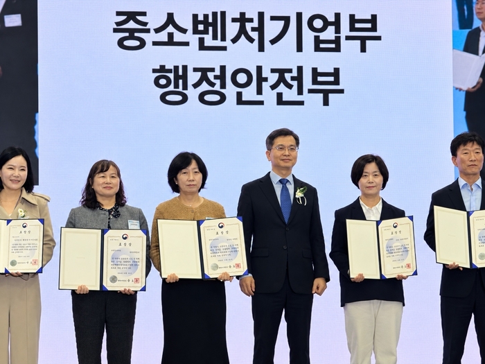 한국전력이 '2026년 소상공인대회'에서 행정안전부 장관상을 수상하고 있다. (사진=한전)
