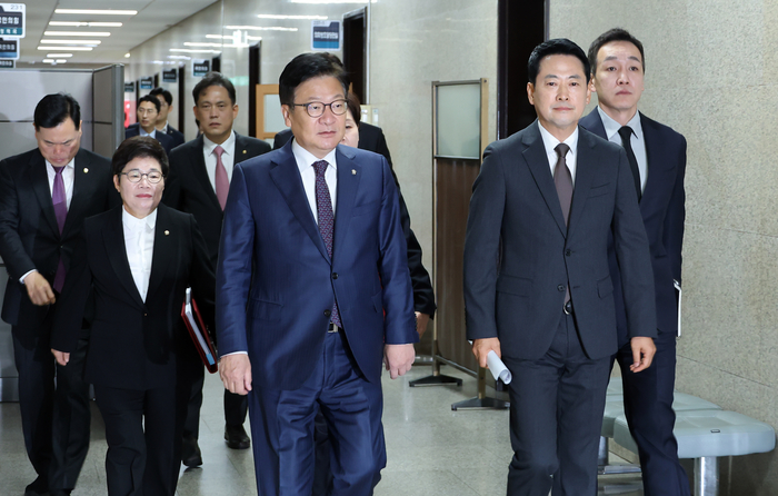 국민의힘 장동혁 대표, 정점식 원내대표, 임이자 정책위의장 등 지도부가 26일 국회에서 열린 최고위원회의에 입장하고 있다. 2026.10.26 연합뉴스