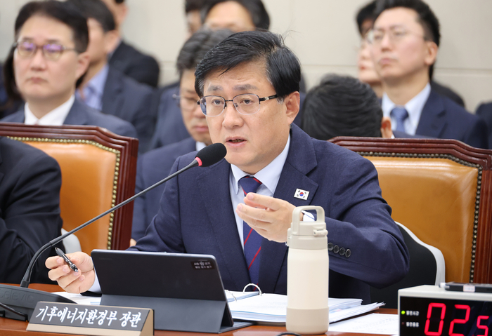 김성환 기후에너지환경부 장관이 26일 국회에서 열린 기후에너지환경노동위원회 국정감사에서 위원 질의에 답하고 있다. 연합뉴스.