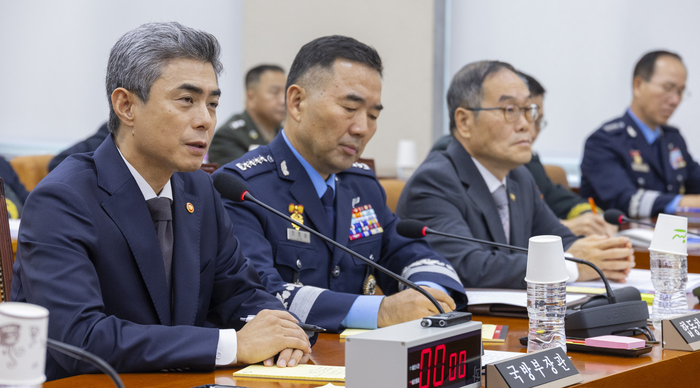 강신철 국방부 장관이 26일 국회 국방위원회에서 열린 국방부와 합동참모본부 등 소관 기관에 대한 종합 국정감사에 출석해 국민의힘 강선영 의원의 한반도 안보상황 관련 질의에 답하고 있다. 2026.10.26 연합뉴스
