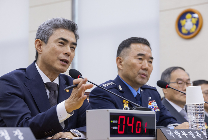 강신철 국방부 장관이 26일 국회 국방위원회에서 열린 국방부와 합동참모본부 등 소관 기관에 대한 종합 국정감사에 출석해 의원 질의에 답하고 있다. 2026.10.26 연합뉴스