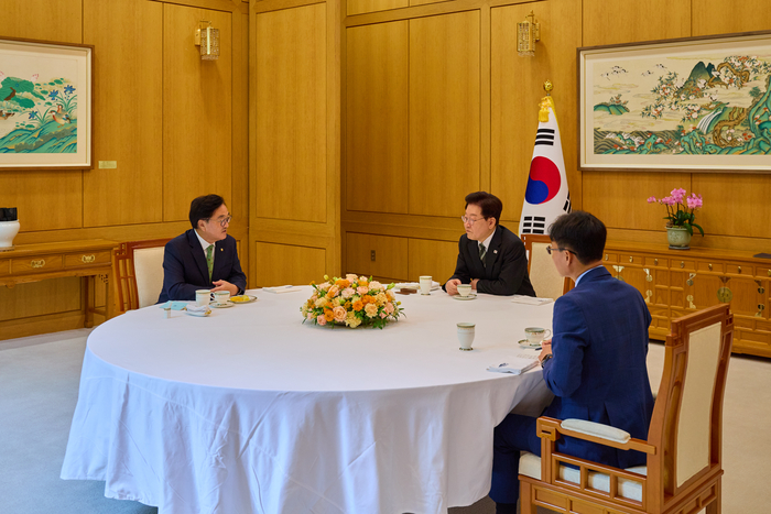 이재명 대통령이 26일 청와대에서 우원식 전 국회의장을 초청해 오찬을 함께 하고 있다. 연합뉴스