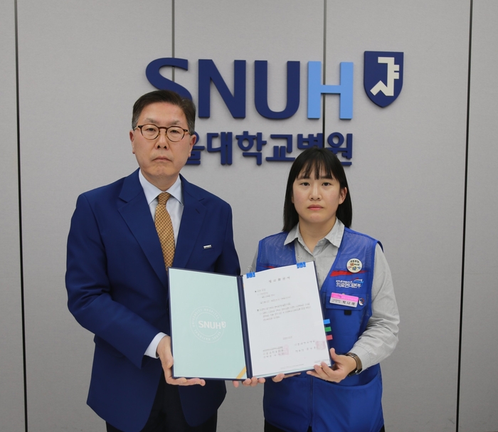 백남종 서울대병원장(왼쪽)과 박나래 서울대병원분회장이 27일 2026년 임금 및 단체협약 가조인식에서 잠정 합의안에 서명했다. (사진=서울대병원)