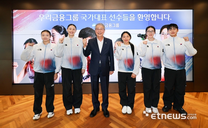 우리금융그룹은 지난 26일 서울 중구 본사에서 아이치·나고야 아시안게임 메달리스트 초청 격려 행사를 열고 선수들에게 포상금과 격려선물을 전달했다. (왼쪽부터) 근대5종 신수민 선수, 농구 강이슬 선수, 임종룡 우리금융그룹 회장, 근대5종 성승민 선수, 사격 양지인 선수, 근대5종 전웅태 선수가 기념 촬영을 하고 있다. [사진= 우리금융그룹 제공]