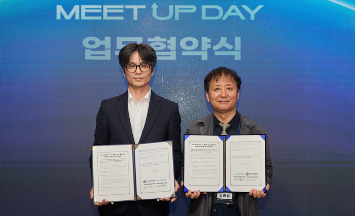 김종철 부산정보산업진흥원장(오른쪽)과 안용준 부산경상대 산학협력단 부단장(부산애니메이션협회장)이 MOU 체결 후 기념 촬영했다.