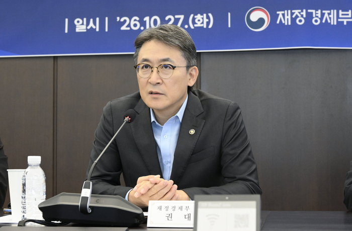 권대영 재정경제부 차관이 10월 27일 서울 마포구 SVC Seoul 현장에 방문, 간담회를 주재하고 있다. (사진=재정경제부)