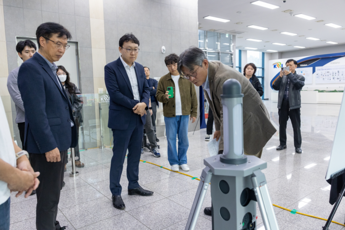 박찬우 철도연 수석연구원이 예방형 철도안전 R&D 주요성과를 설명하고 있다.