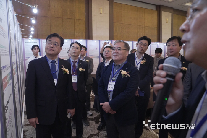 경북도와 경북TP 주요 관계자들이 행사장을 둘러보고 있다.