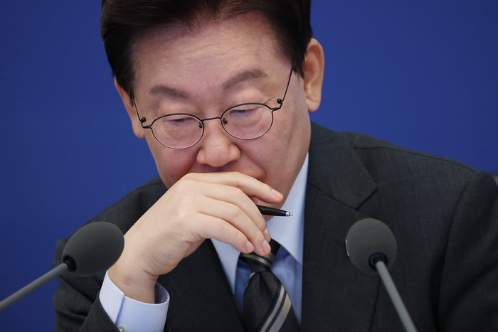 이재명 대통령이 27일 청와대에서 열린 국무회의에서 생각에 잠긴 듯한 표정을 짓고 있다. 연합뉴스
