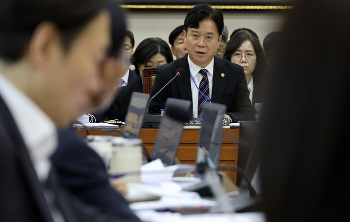 김영훈 고용노동부 장관이 27일 국회 기후에너지환경노동위원회에서 열린 2026년도 종합 국정감사에 출석해 질의에 답하고 있다. 연합뉴스.