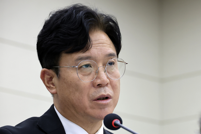 김영훈 고용노동부 장관이 27일 국회 기후에너지환경노동위원회에서 열린 2026년도 종합 국정감사에 출석해 질의에 답하고 있다. 연합뉴스.