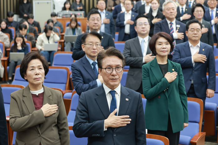 김민석 대표 등 더불어민주당 지도부와 의원들이 27일 국회에서 열린 의원총회에 참석했다. 연합뉴스