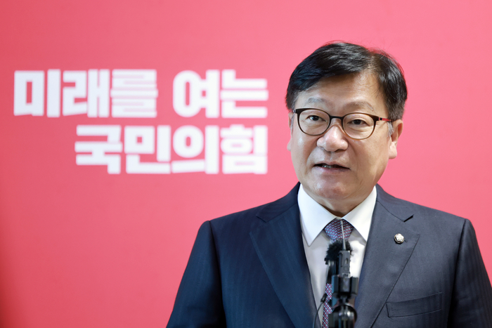 국민의힘 정점식 원내대표가 27일 국회에서 더불어민주당이 이날 의원총회를 통해 조희대 대법원장에 대해 제기된 각종 의혹들의 진상을 규명할 국정조사를 실시하기로 결정한 것과 관련해 입장을 밝히고 있다. 2026.10.27 연합뉴스