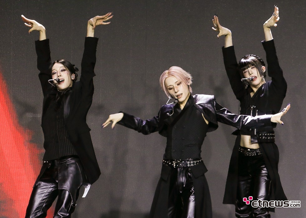 [ET포토] 엑스러브, '미니 3집 'i=!' 발표'