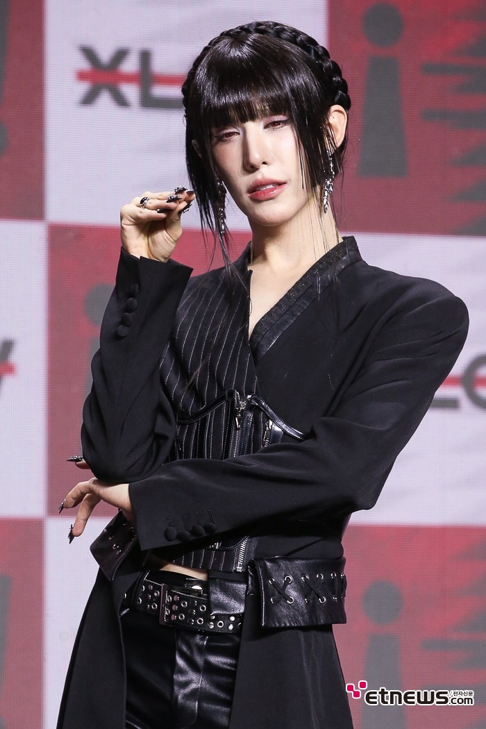 [ET포토] 엑스러브 우무티, '그윽한 시선'
