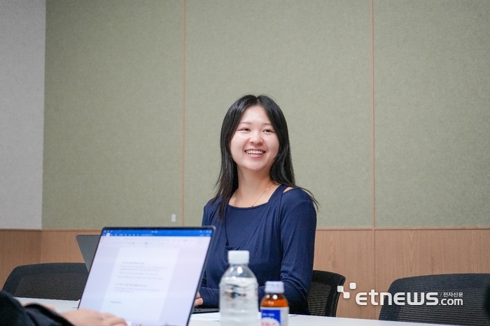 안랩클라우드메이트 고하현 매니저가 다우오피스HR 도입 효과에 대해 설명하고 있다.