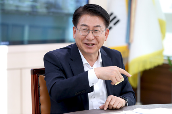 유보화 성동구청장이 전자신문과의 인터뷰에서 주요 정책 추진 방향을 설명하며 밝은 표정을 짓고 있다.