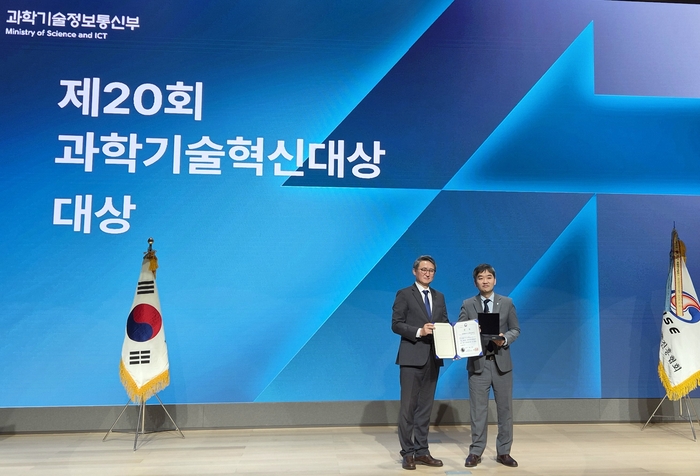 한국관광공사 김병수 디지털협력파트장(오른쪽)이 27일 열린 '제20회 과학기술혁신대상' 시상식에서 수상 후 기념촬영을 하고 있다.[한국관광공사 제공]
