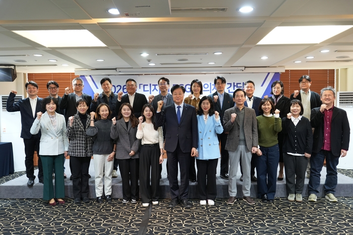 김형철 한국지능정보사회진흥원 원장(앞줄 왼쪽 여섯번째) 등 28일 한국프레스센터에서 열린 디지털 ESG 협의체 간담회 참석자들이 사진촬영하고 있다. NIA 제공