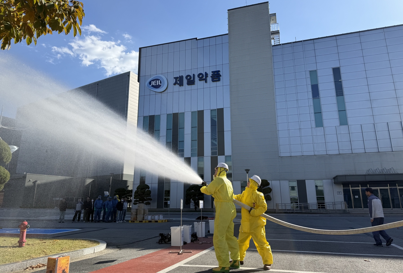 제일약품 용인 백암공장에서 2026년 재난대응 종합훈련을 실시하고 있다.