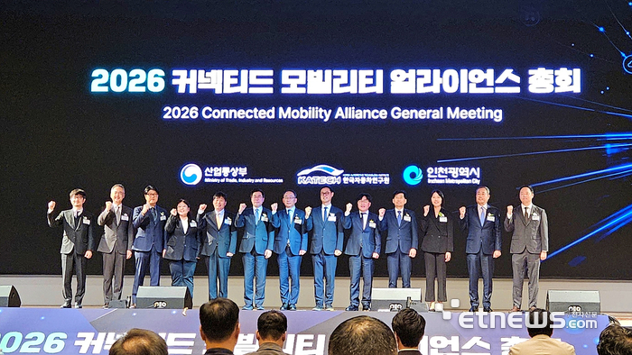 롯데이노베이트는 27일 인천 파라다이스시티에서 열린 '2026 커넥티드 모빌리티 얼라이언스 총회'에서 'AI 커넥티드카 기술개발 협력 및 인천 미래 모빌리티 거점 조성을 위한 업무협약'을 체결했다. 윤태은 롯데이노베이트 모빌리티부문장(오른쪽 네번째) 이 참석자들과 기념촬영을 하는 모습.