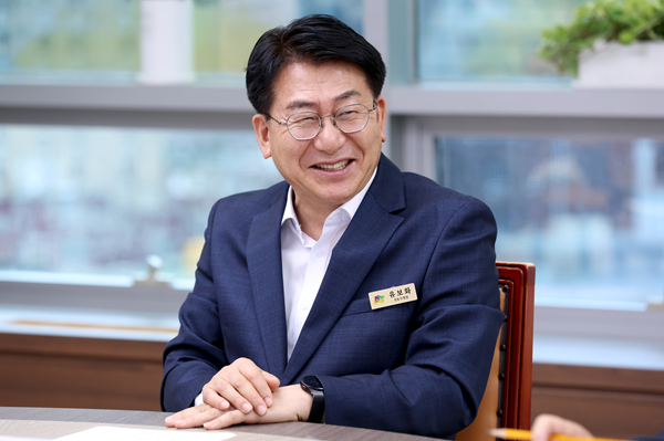 유보화 성동구청장이 전자신문과의 인터뷰 도중 환하게 웃고 있다.