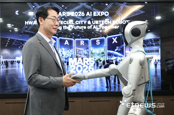 발레하고 상자도 척척…화성시, AI 엑스포 'MARS 2026'에 다양한 로봇 총출동