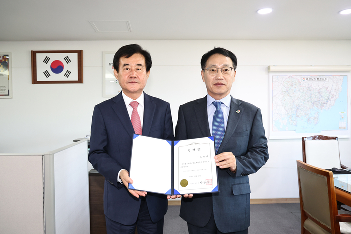 조영제 신임 경남항노화연구원 원장(왼쪽)이 28일 최만림 경남도 혁신성장부지사로부터 임용장을 수여받고 기념촬영했다.
