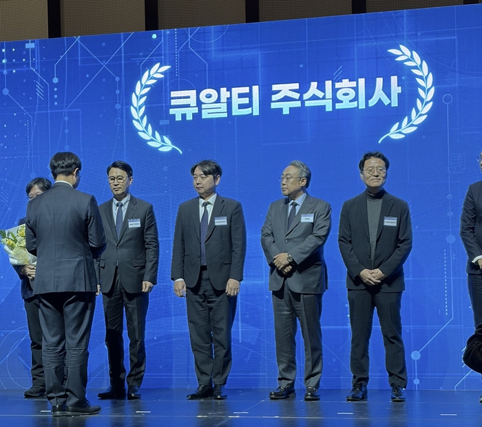 이규복 큐알티 대표이사(왼쪽 두번째)가 연구산업 유공 과학기술정보통신부 장관표창을 수상 받고 있다.(사진=큐알티)