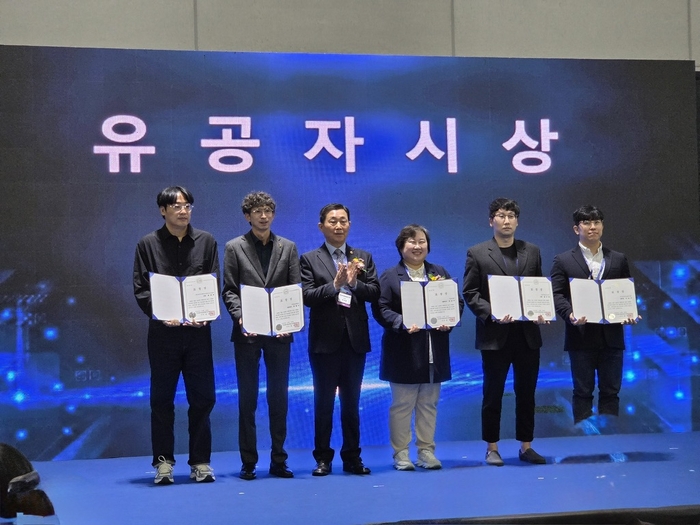 전남광주통합특별시의회 의장 표창을 수상한 김선미 티디엠 대표(오른쪽에서 3번째).