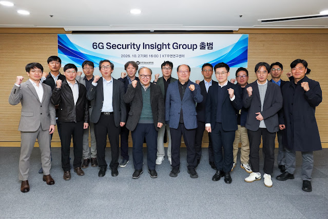 KT 네트워크부문 이종식 미래네트워크LAB장(앞 줄 왼쪽 세 번째)과 한국정보보호학회 6G보안연구회 유일선 위원장(앞 줄 왼쪽 네 번째) 등 6G SIG 자문위원 및 관계자들이 KT 우면연구센터에서 27일 발족식을 마치고 기념사진을 촬영 하고 있다.