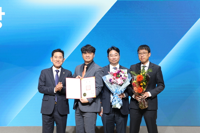 안대종 원천학원 이사장(한국정보과학진흥협회 명예이사장)이 박상수 엘바이오사이언스대표에게 국회의장상을 수여했다.