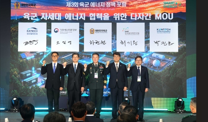 (왼쪽부터) 진종욱 한국자동차연구원장, 오일영 기후에너지환경부 정책실장, 하헌철 육군본부 군수참모부장, 최기용 한국원자력연구원 부원장, 박진호 한국에너지공과대학교 총장 직무대행.