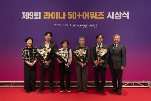 (왼쪽부터)이혜경 라이나50+어워즈 총괄 심사위원장, 박신기 에이트스튜디오 대표, 이혜영 이노제닉스 대표, 노지향 사단법인 행복공장 홍천수련원 원장, 김재학 뷰브레인헬스케어 공동대표, 홍봉성 라이나전성기재단 이사장(사진=라이나생명)