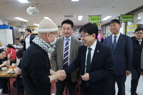 28일 인태연 소진공 이사장은 원주를 방문해 전통시장을 둘러보고 현장의 애로사항을 청취했다. 사진은 원주자유시장에서 소상공인과 인사하는 최혁진 국회의원(왼쪽에서 두 번째)과 소진공 인태연 이사장(왼쪽에서 세 번째)