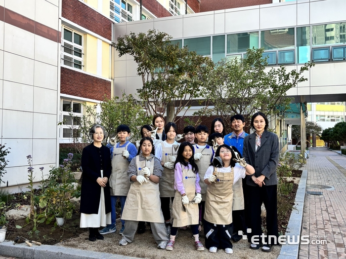 가스공사는 대구 달산초등학교에서 '2026년 탄소중립학교 숲 조성사업'의 일환으로 생태숲 조성 전달식과 식재 봉사활동을 진행했다. 가스공사 제공