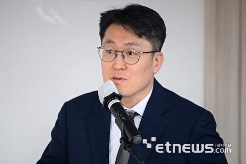 2026 스케일업팁스 정책포럼이 '코스닥 개편 시대, 기술 중소·벤처기업의 IPO 기회와 과제'를 주제로 28일 서울 여의도 중소기업중앙회에서 열렸다. 김봉덕 중소벤처기업부 벤처정책관이 'K-벤처 스타트업의 혁신과 스케일업을 위한 전략'을 주제로 발표하고 있다. 이동근기자 foto@etnews.com