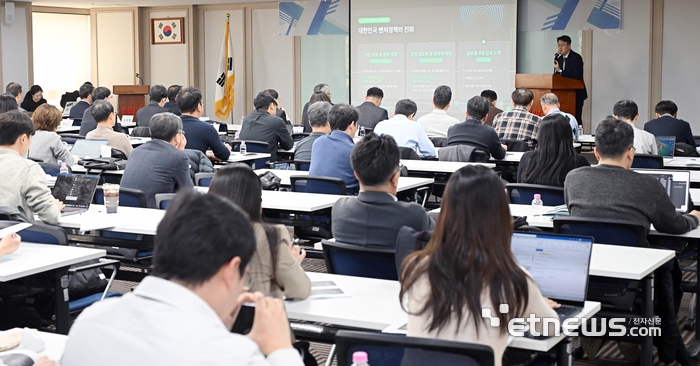 2026 스케일업팁스 정책포럼이 '코스닥 개편 시대, 기술 중소·벤처기업의 IPO 기회와 과제'를 주제로 28일 서울 여의도 중소기업중앙회에서 열렸다. 김봉덕 중소벤처기업부 벤처정책관이 'K-벤처 스타트업의 혁신과 스케일업을 위한 전략'을 주제로 발표하고 있다. 이동근기자 foto@etnews.com