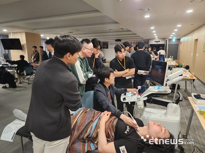 성남시와 성남산업진흥원이 18일 삼성메디슨 강동 본사에서 열린 '2026 제11회 이비인후과 초음파 세미나'에 참석해 국산 초음파진단기 실습 교육을 진행했다. 성남산업진흥원 제공.