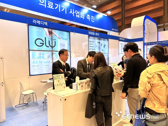 KTL 공동관에서 참가 기업이 고객을 응대하고 있다. KTL 제공