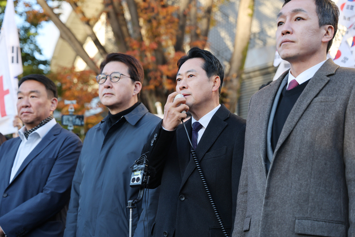 국민의힘 장동혁 대표가 28일 6·3 지방선거 투표용지 부족 사태 등을 수사하는 이태한 선거관리위원회 특별검사팀의 서울 잠실 올림픽 공원 투표지 공개검증 현장을 찾아 기자회견을 하고 있다. 2026.10.28 연합뉴스