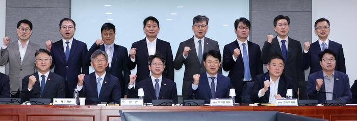 국회 국토교통위원회 더불어민주당 간사인 복기왕 의원과 홍지선 국토교통부 장관 등이 28일 국회 의원회관에서 열린 당정협의회에서 기념 촬영을 하고 있다. 연합뉴스