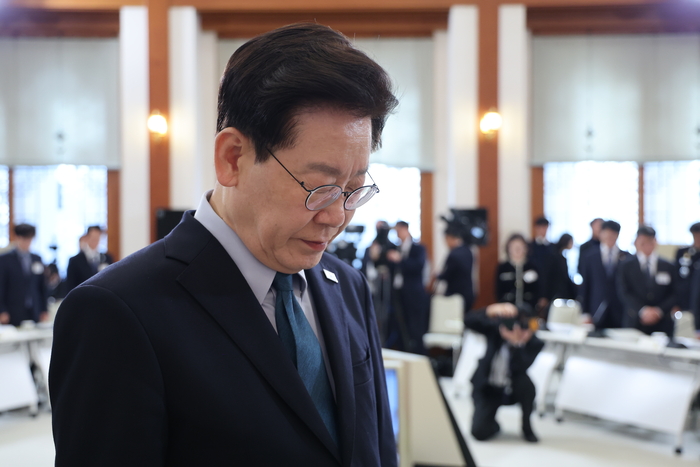 이재명 대통령이 28일 청와대에서 열린 국민생명안전위원회 제2차 전체회의에서 묵념을 하고 있다. 연합뉴스