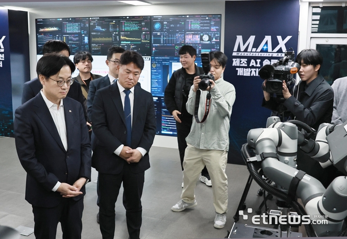 김정관 산업통상부 장관이 29일 경기 성남시 경기기업성장센터에서 'M.AX 데이터 분과 출범식' 전 레퍼런스 맵 시연을 참관하고 있다. 산업부 제공