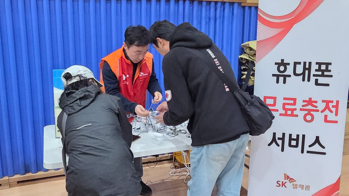 SK텔레콤이 구룡마을 화재 이재민을 위한 개포중학교 구호소에서 충전·와이파이 서비스를 지원하고 있다.