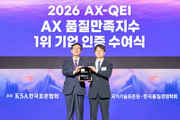 문동민 한국표준협회장(왼쪽)과 박정철 코웨이 워터개발1실장이 '2026 AX 품질만족지수(AX-QEI)' 인증 수여식에서 기념 촬영을 하고 있다.