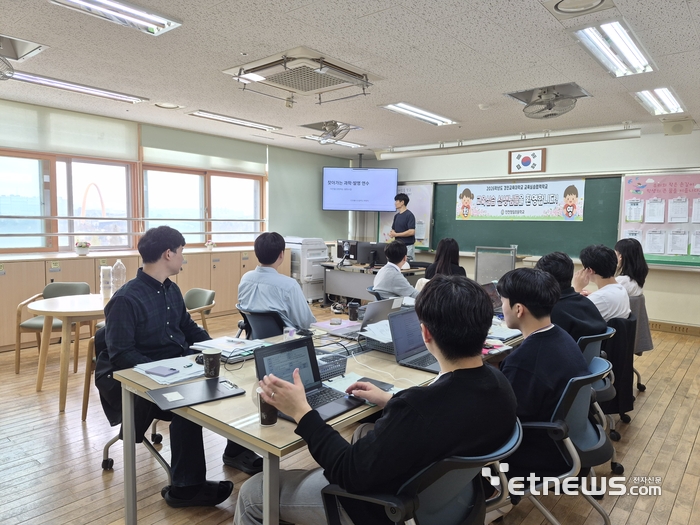 인천시교육청 초등발명교육지원단이 '2026학년도 찾아가는 과학발명교실 연수'를 진행하고 있는 모습.