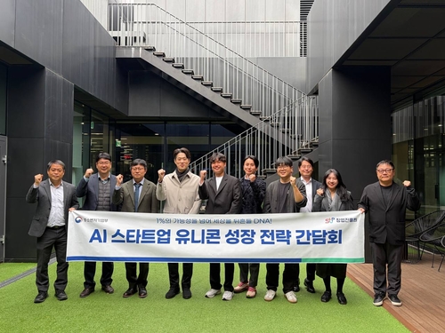 .노용석 중소벤처기업부 제1차관이 29일 서울특별시 서초구 뤼튼테크놀로지스에서 열린 'AI 스타트업 유니콘 성장 전략 간담회'에서 참석자들과 기념촬영을 하고 있다(왼쪽부터 네번째 노용석 중소벤처기업부 제1차관, 오른쪽부터 여섯번째 박민준 뤼튼테크놀로지스 대표).