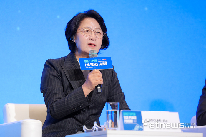 추미애 경기지사가 28일 소노캄 고양에서 열린 '2026 DMZ OPEN 에코피스포럼'에서 북한에 지방정부 차원의 공동사업을 제안하거나 국제사회가 함께 참여하는 방안을 이야기 하고 있다. 경기도 제공.