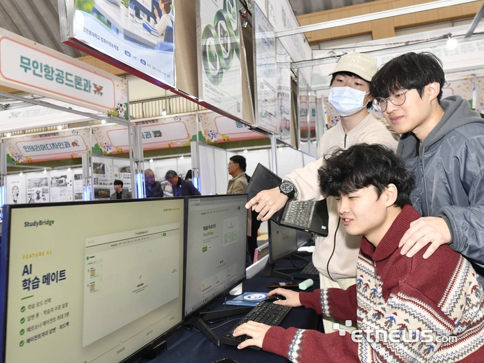영진 종합작품전에서 컴퓨터정보계열 스터디브릿지팀이 자신들이 개발한 AI 작품에 대해 설명하고 있다.